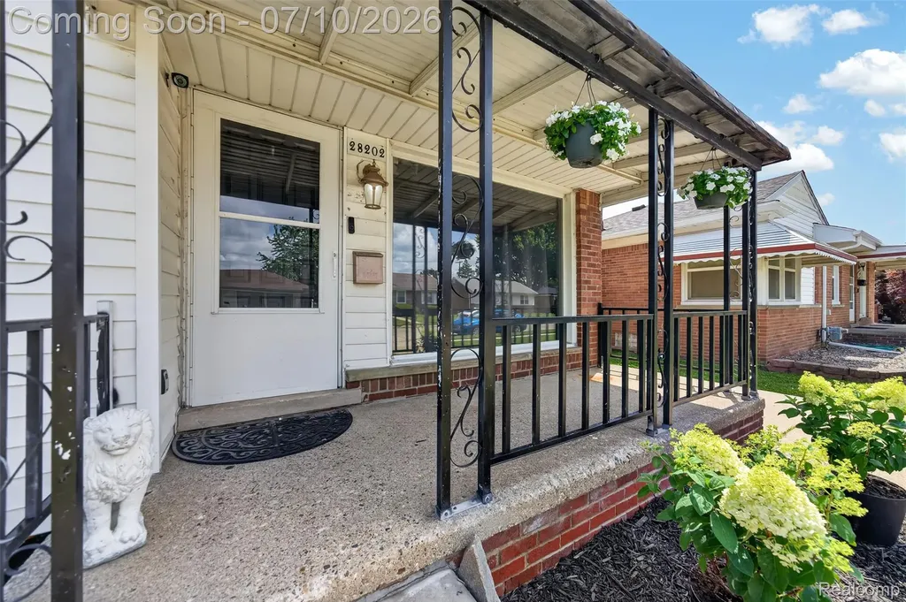 28202 Hollywood Street Roseville City MI 48066
