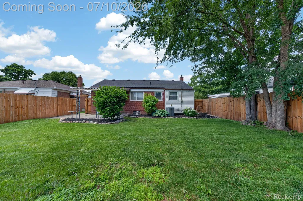 28202 Hollywood Street Roseville City MI 48066