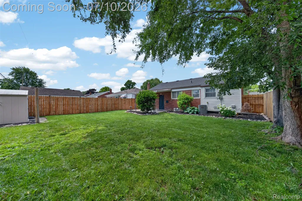 28202 Hollywood Street Roseville City MI 48066