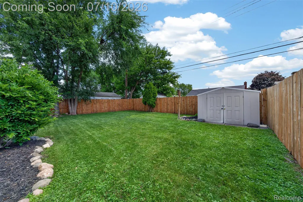 28202 Hollywood Street Roseville City MI 48066