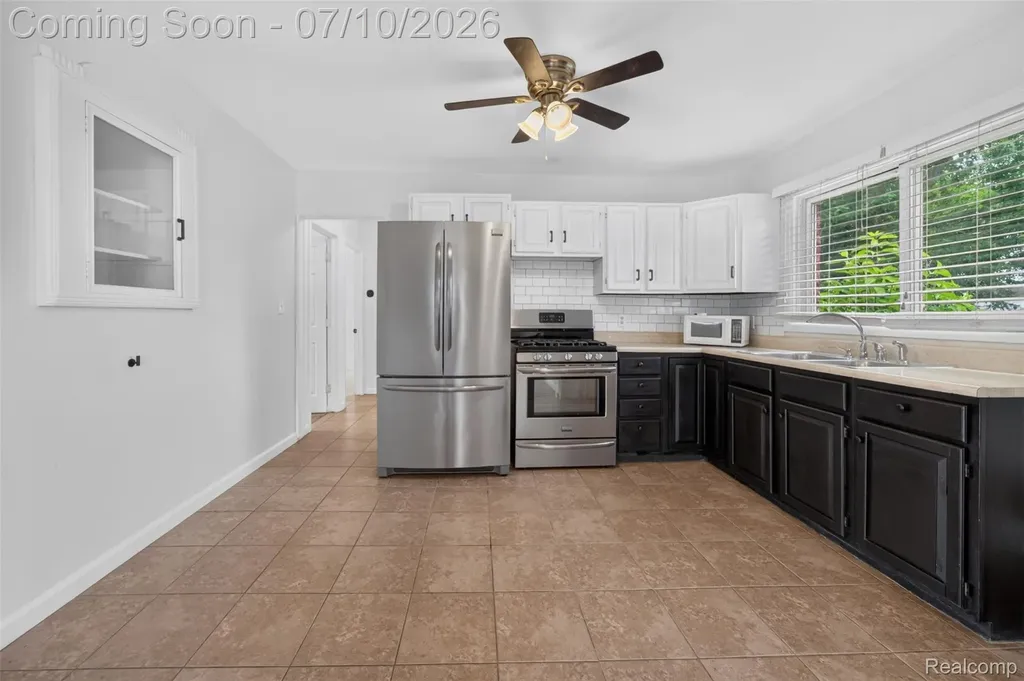 28202 Hollywood Street Roseville City MI 48066