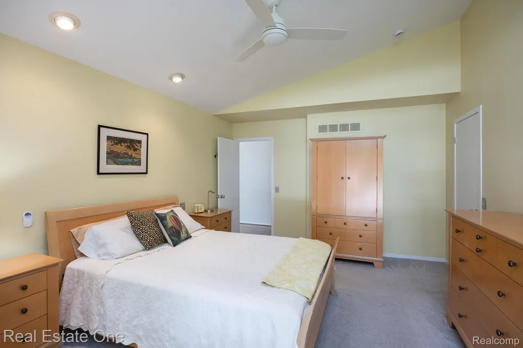 986 River Bend Drive Rochester Hills City MI 48307