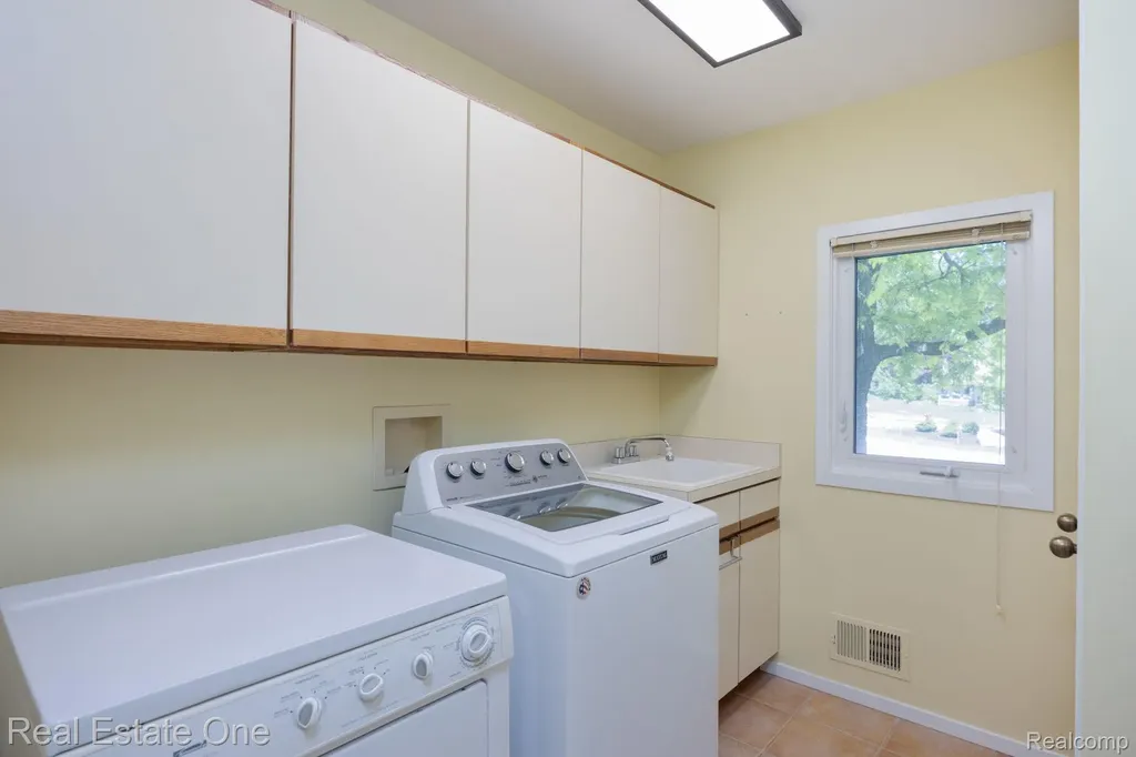 986 River Bend Drive Rochester Hills City MI 48307