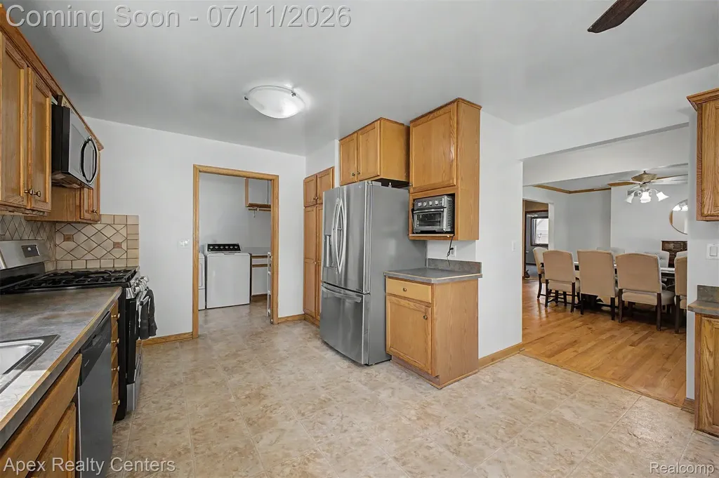23141 Nona Street Dearborn City MI 48124