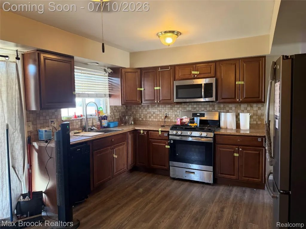 7094 Jenerous Drive Center Line City MI 48015