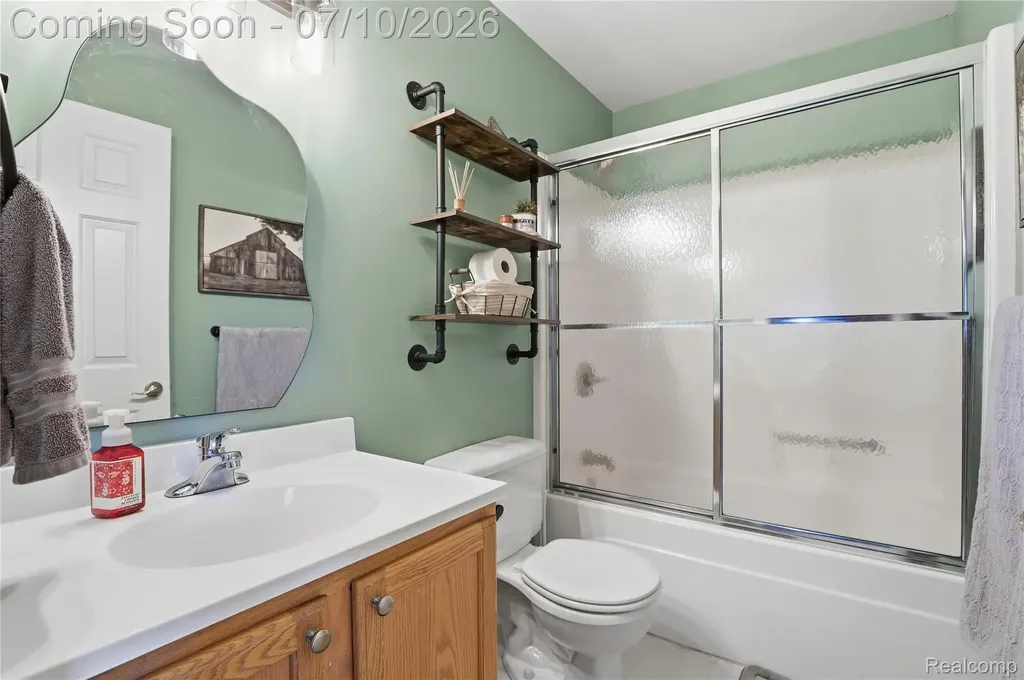 5275 E Maple Avenue Burton City MI 48439