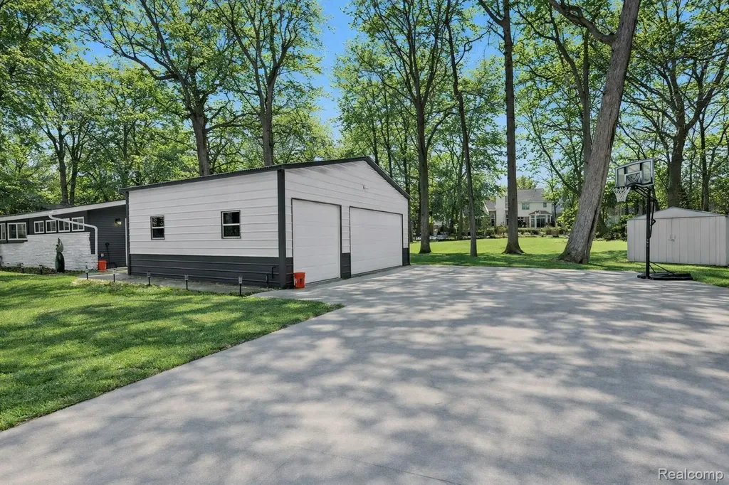2566 Harrington Road Rochester Hills City MI 48307