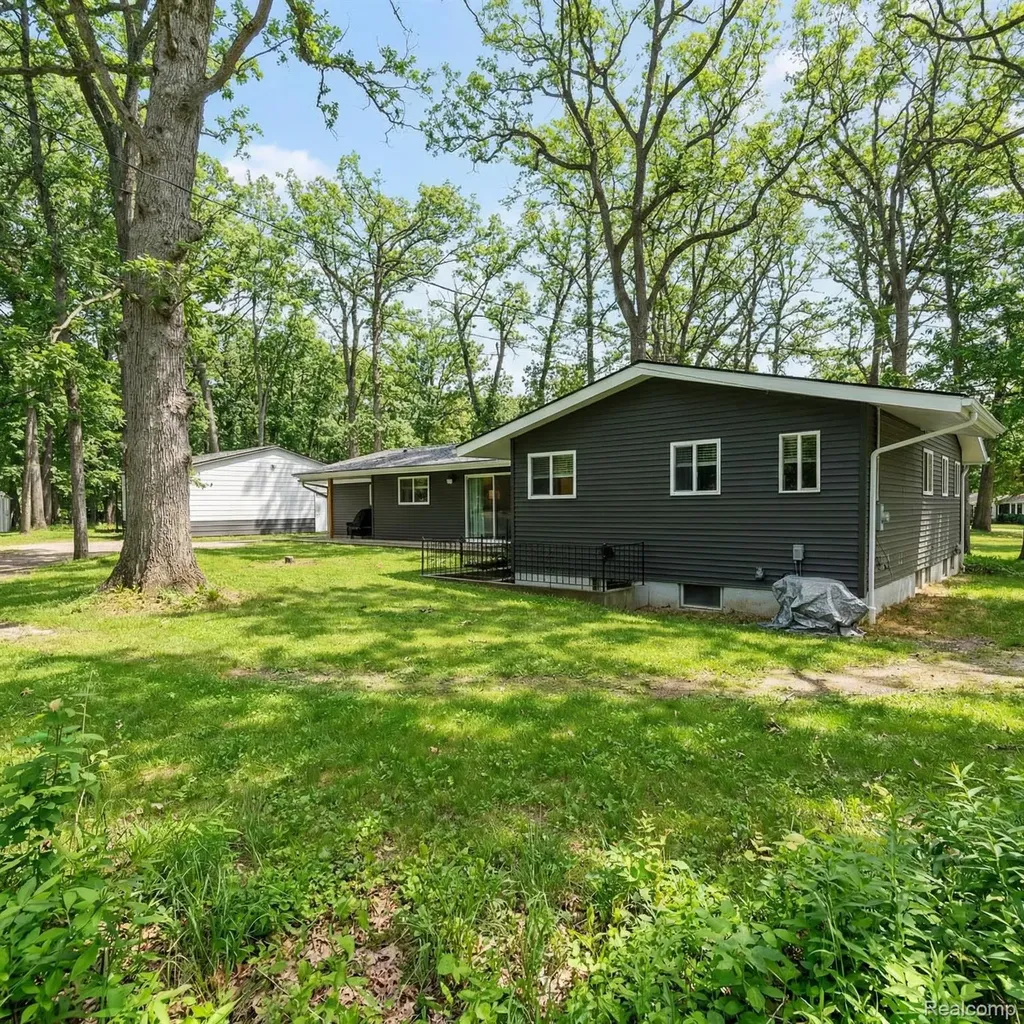 2566 Harrington Road Rochester Hills City MI 48307