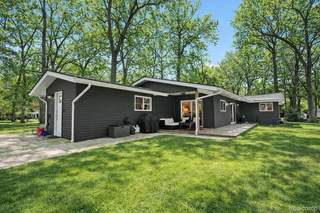 2566 Harrington Road Rochester Hills City MI 48307