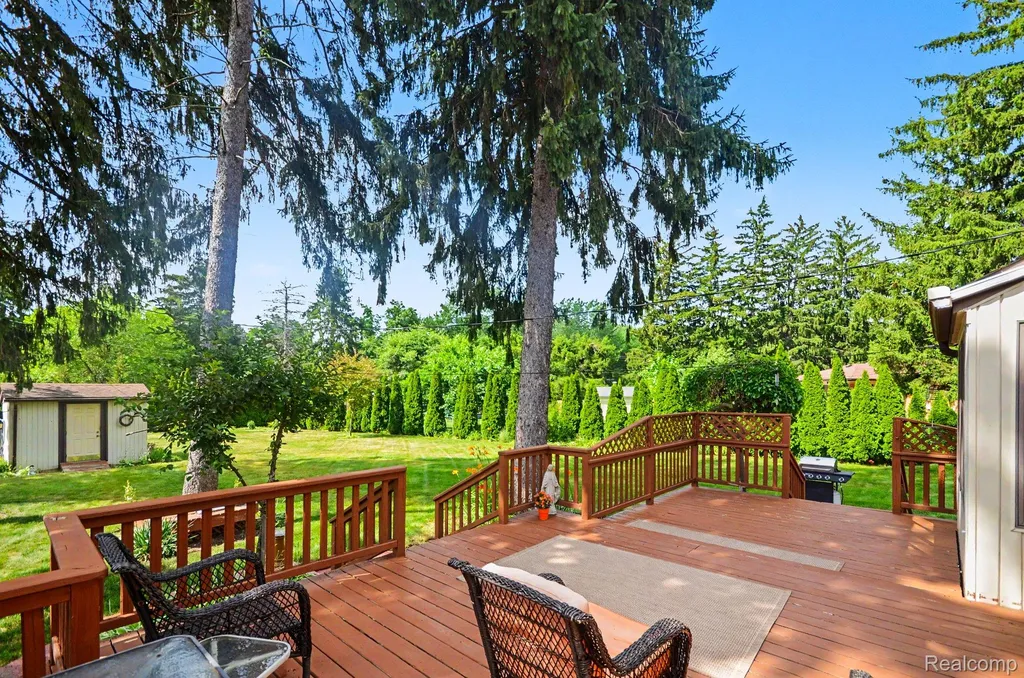 52905 Heatherway Drive Shelby Charter Township MI 48316