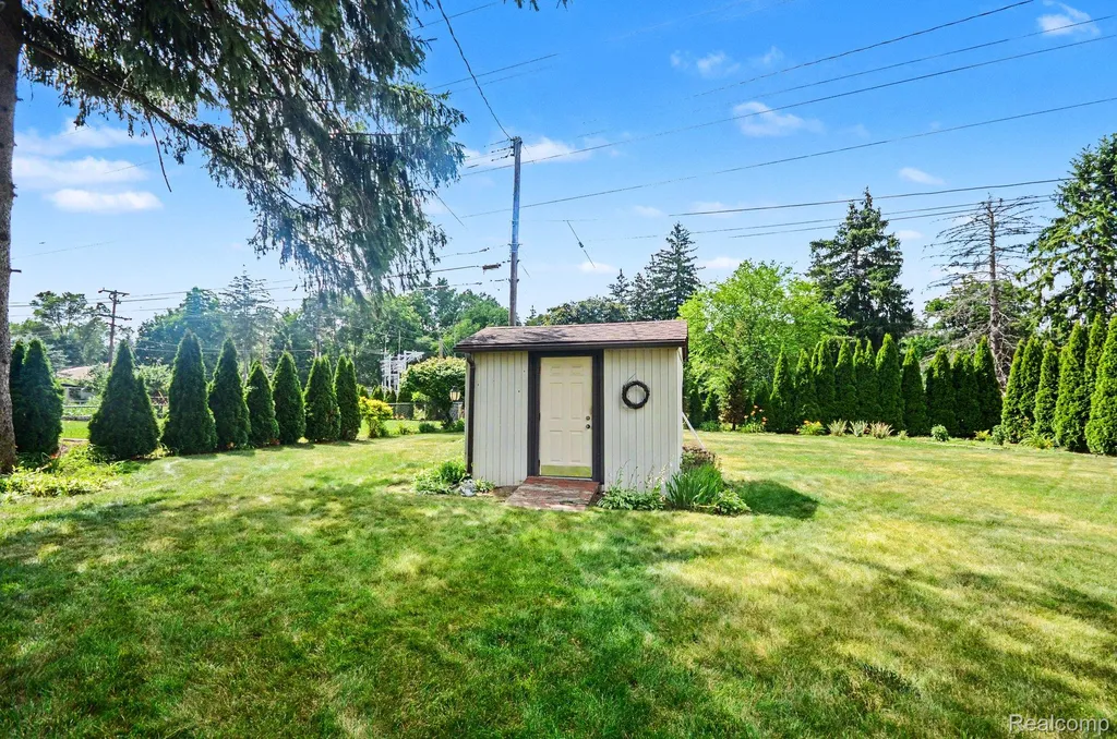 52905 Heatherway Drive Shelby Charter Township MI 48316