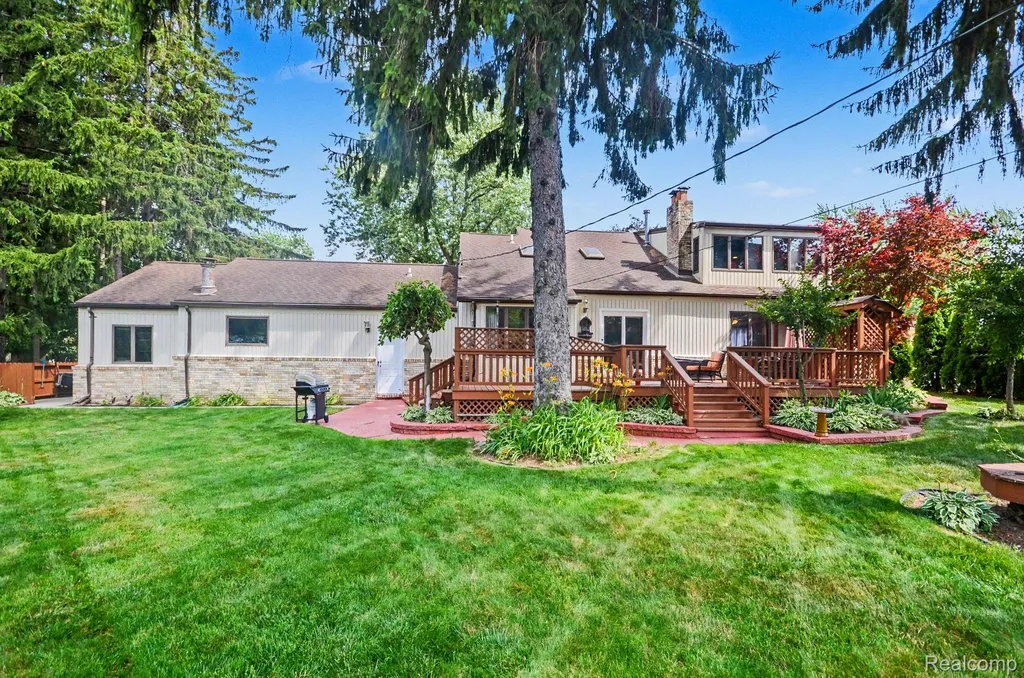 52905 Heatherway Drive Shelby Charter Township MI 48316
