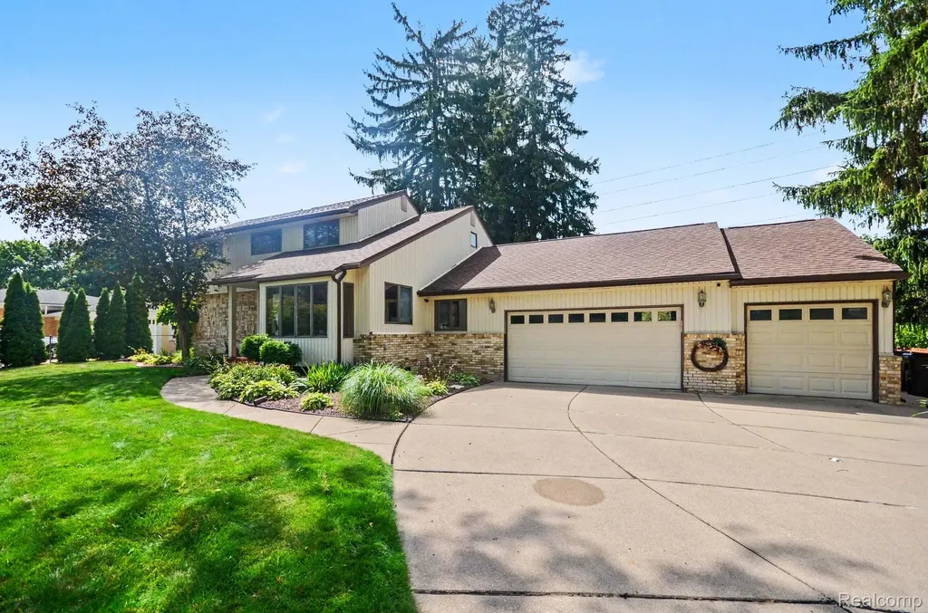 52905 Heatherway Drive Shelby Charter Township MI 48316