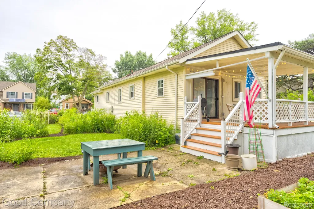 367 W Otis Avenue Hazel Park City MI 48030