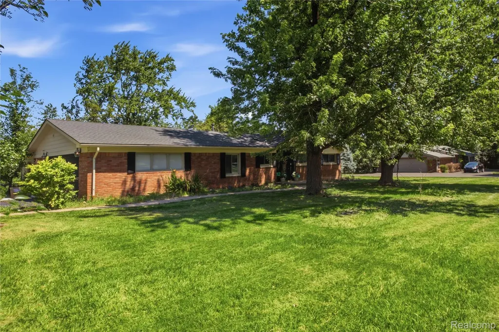 3812 Terrybrook Road West Bloomfield Charter Township MI 48322