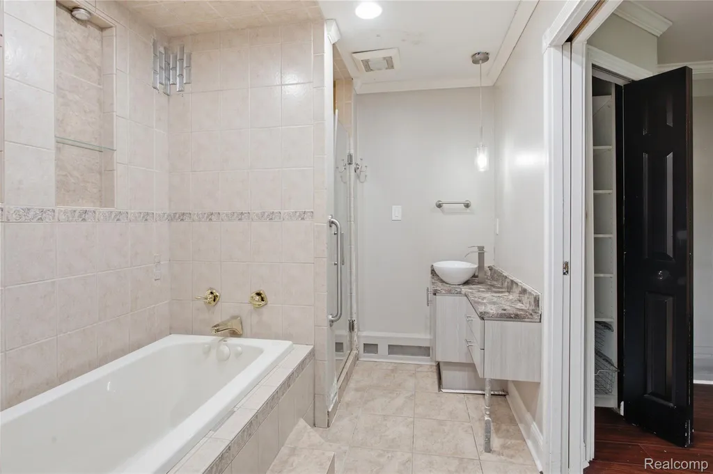 3812 Terrybrook Road West Bloomfield Charter Township MI 48322