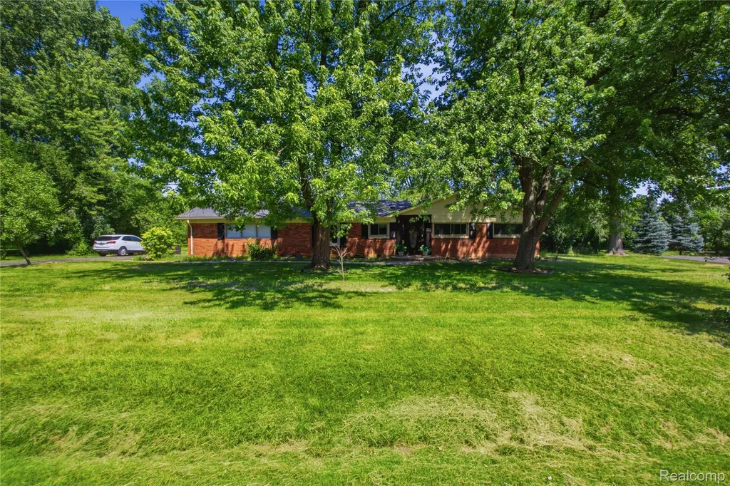 3812 Terrybrook Road West Bloomfield Charter Township MI 48322