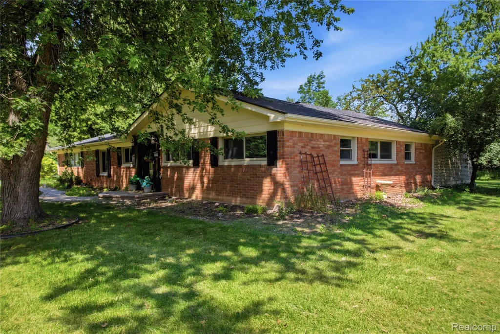 3812 Terrybrook Road West Bloomfield Charter Township MI 48322
