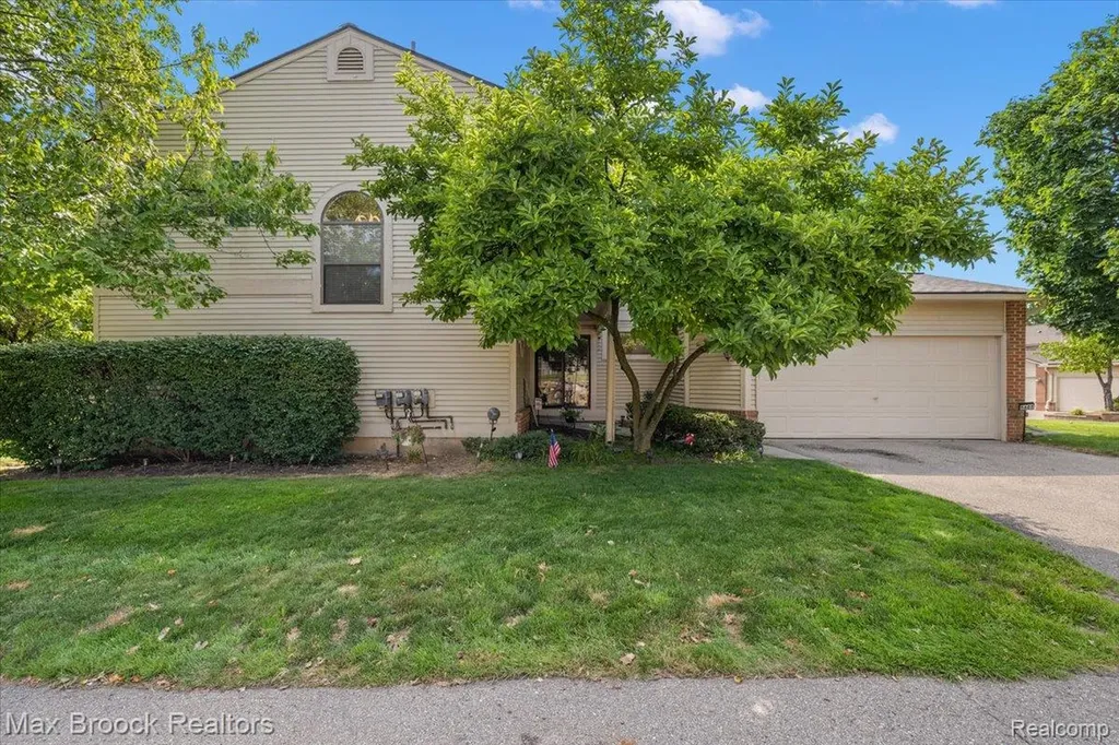 5601 Drake Hollow Drive W West Bloomfield Charter Township MI 48322
