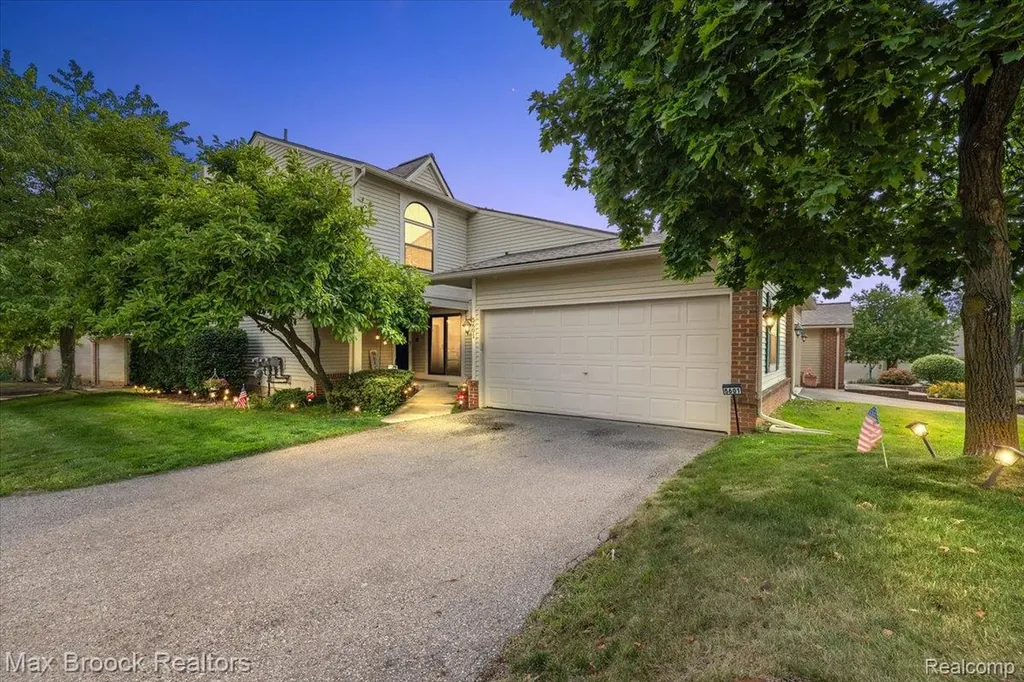 5601 Drake Hollow Drive W West Bloomfield Charter Township MI 48322
