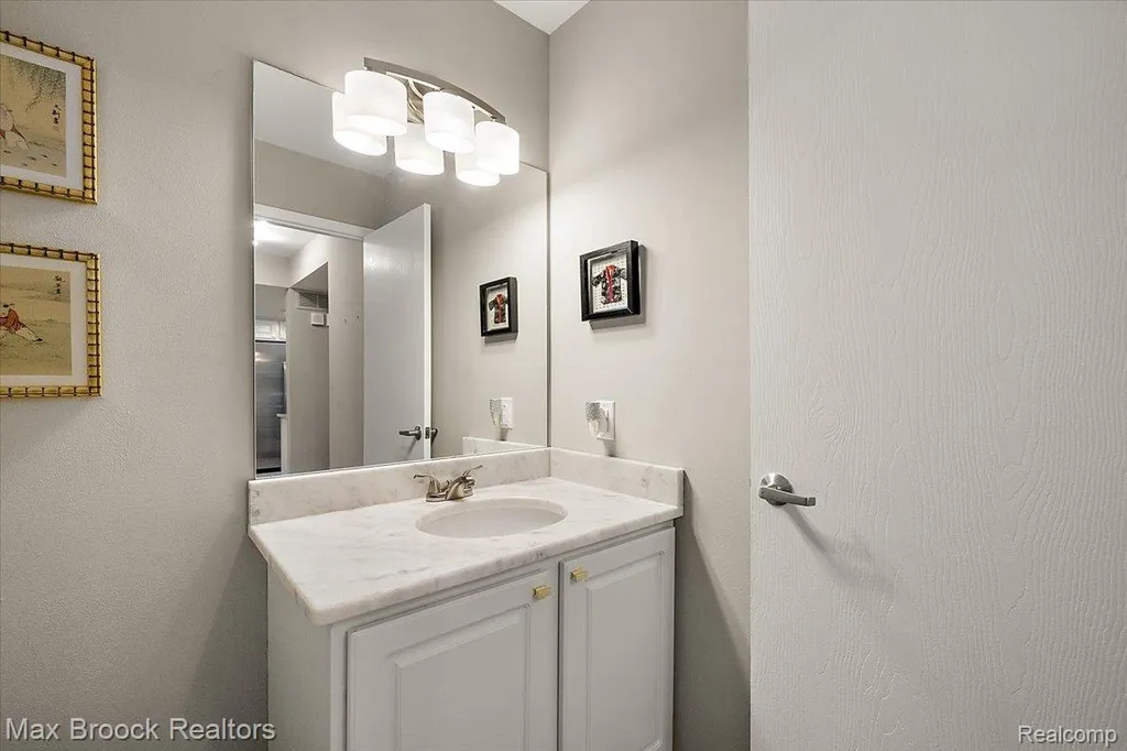 5601 Drake Hollow Drive W West Bloomfield Charter Township MI 48322