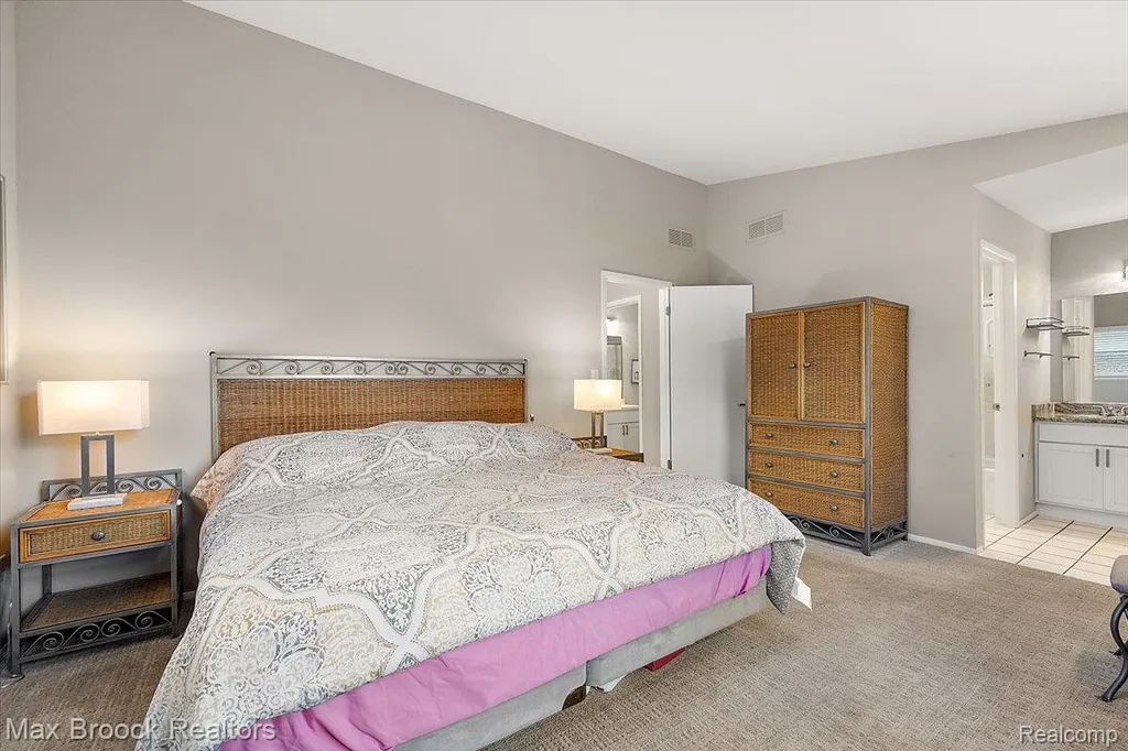 5601 Drake Hollow Drive W West Bloomfield Charter Township MI 48322