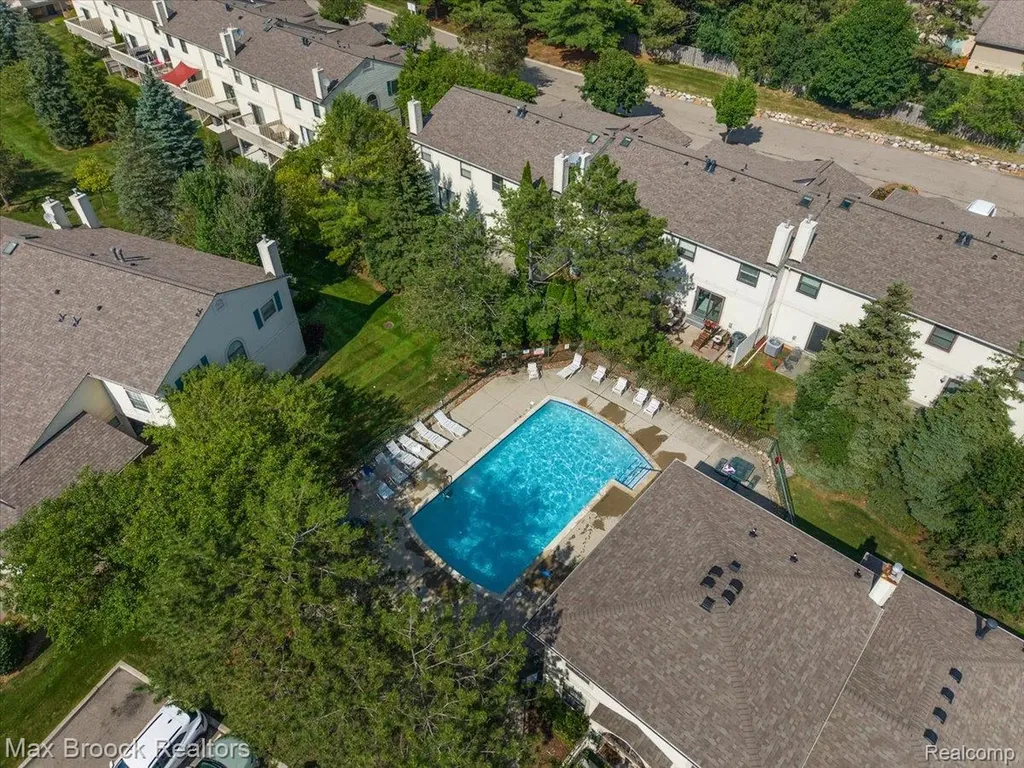 5601 Drake Hollow Drive W West Bloomfield Charter Township MI 48322