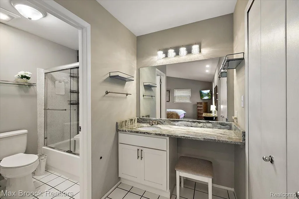 5601 Drake Hollow Drive W West Bloomfield Charter Township MI 48322