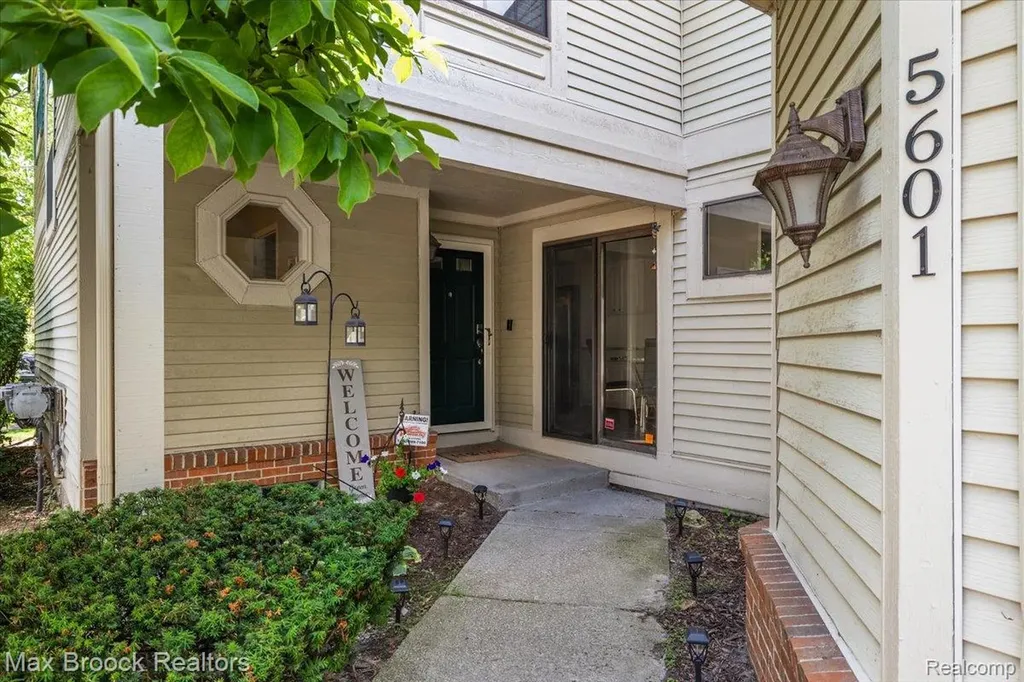 5601 Drake Hollow Drive W West Bloomfield Charter Township MI 48322