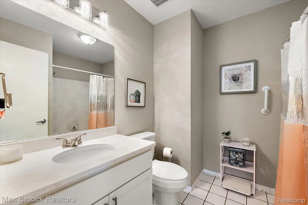 5601 Drake Hollow Drive W West Bloomfield Charter Township MI 48322