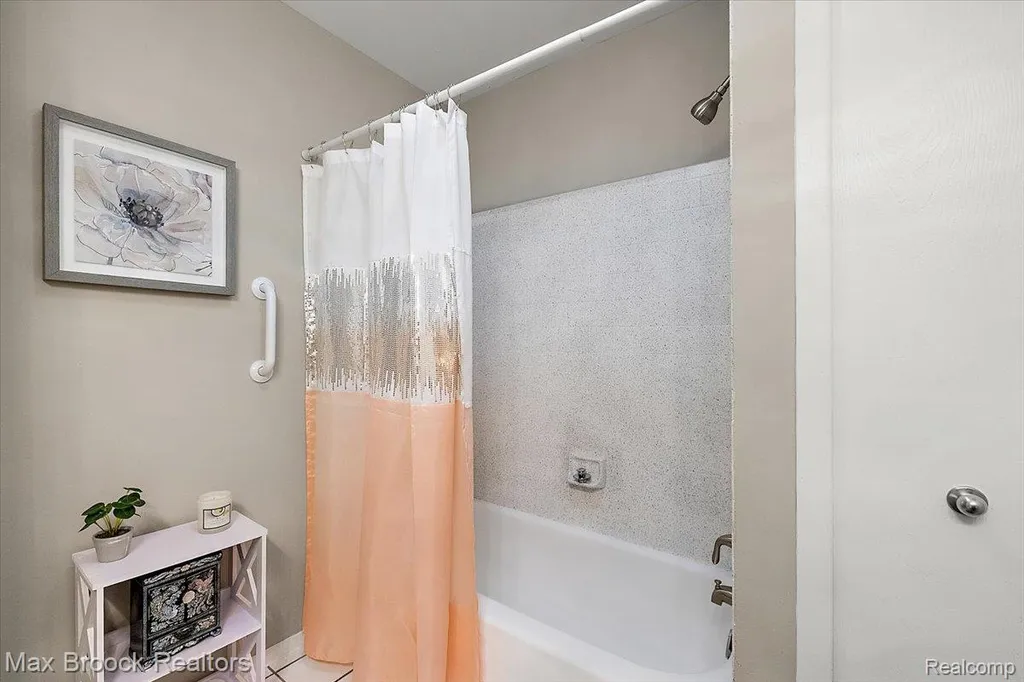 5601 Drake Hollow Drive W West Bloomfield Charter Township MI 48322