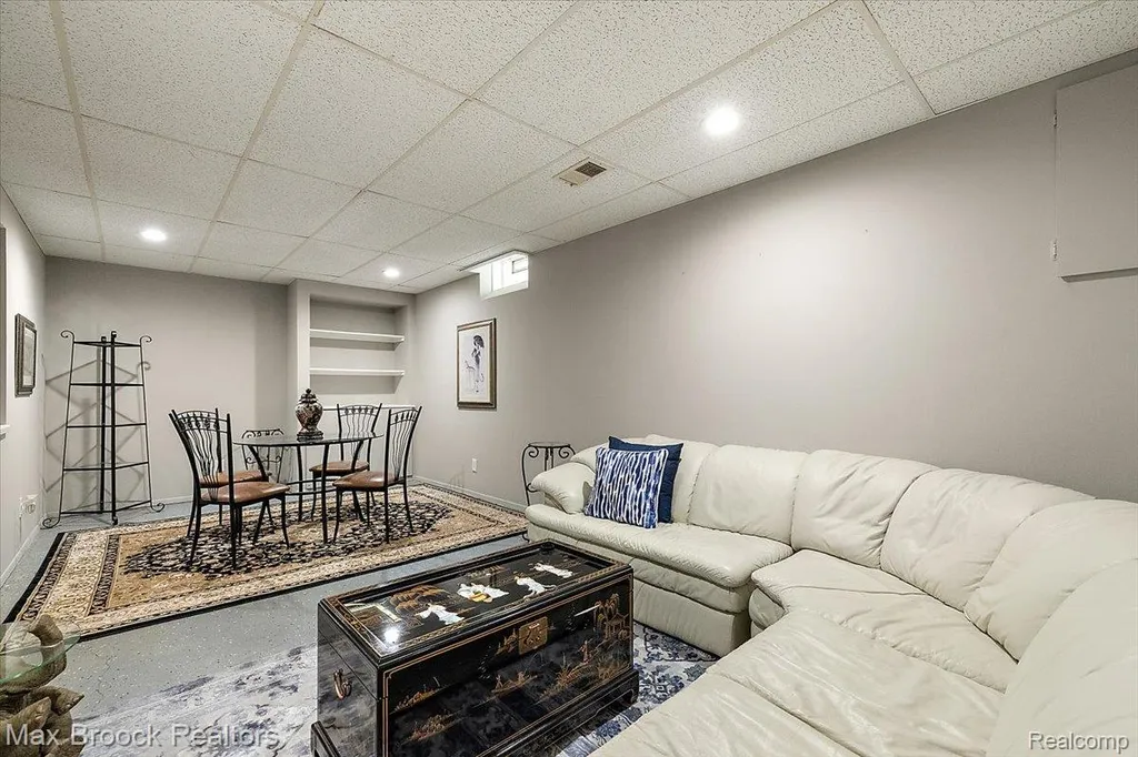 5601 Drake Hollow Drive W West Bloomfield Charter Township MI 48322