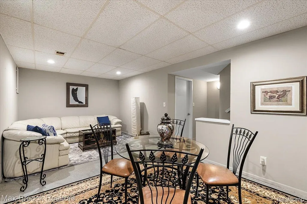 5601 Drake Hollow Drive W West Bloomfield Charter Township MI 48322