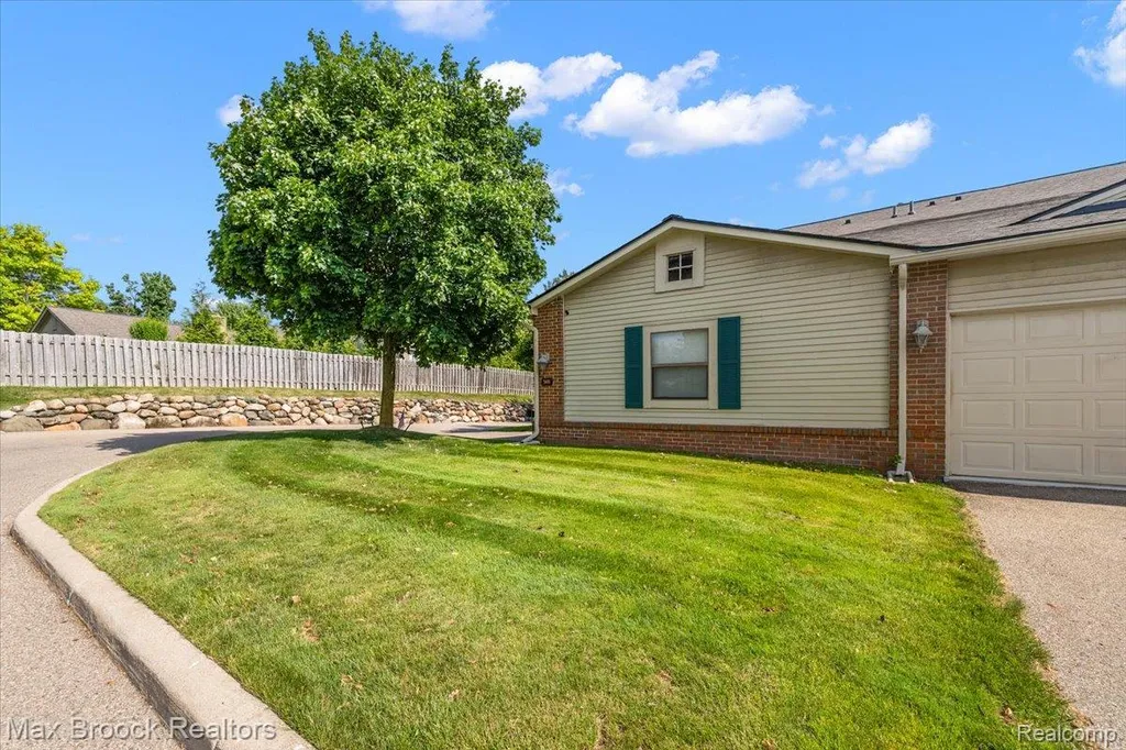 5601 Drake Hollow Drive W West Bloomfield Charter Township MI 48322