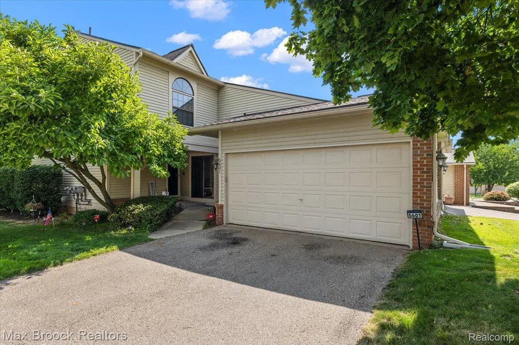 5601 Drake Hollow Drive W West Bloomfield Charter Township MI 48322