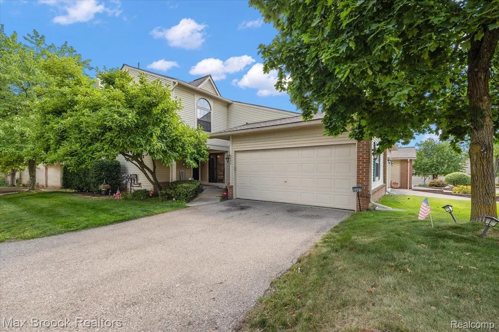 5601 Drake Hollow Drive W West Bloomfield Charter Township MI 48322
