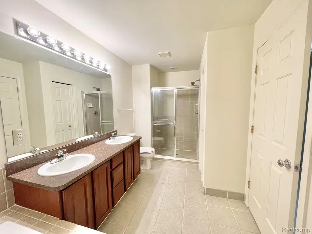 3195 Camden Drive Troy City MI 48084