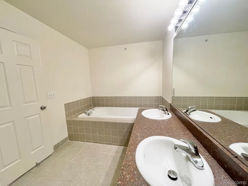 3195 Camden Drive Troy City MI 48084