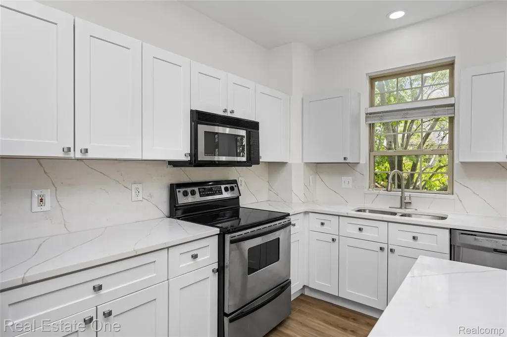 7382 Gateway Drive West Bloomfield Charter Township MI 48322