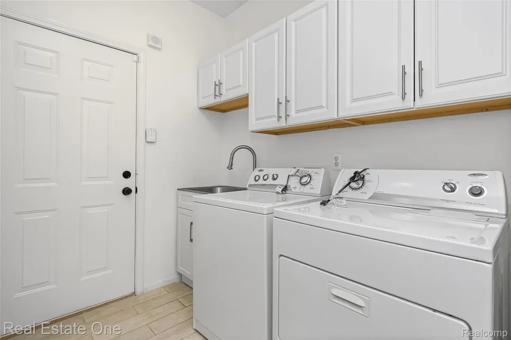 7382 Gateway Drive West Bloomfield Charter Township MI 48322