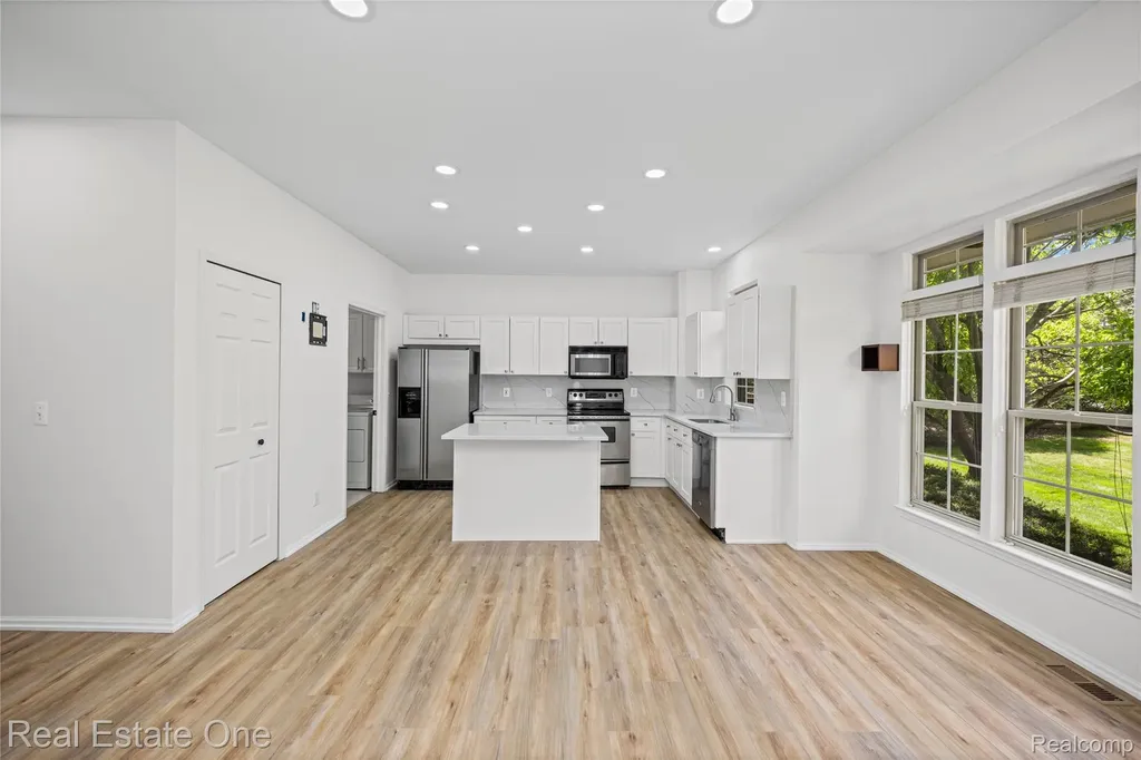7382 Gateway Drive West Bloomfield Charter Township MI 48322