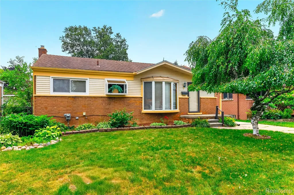 32039 Avondale Street Westland City MI 48186