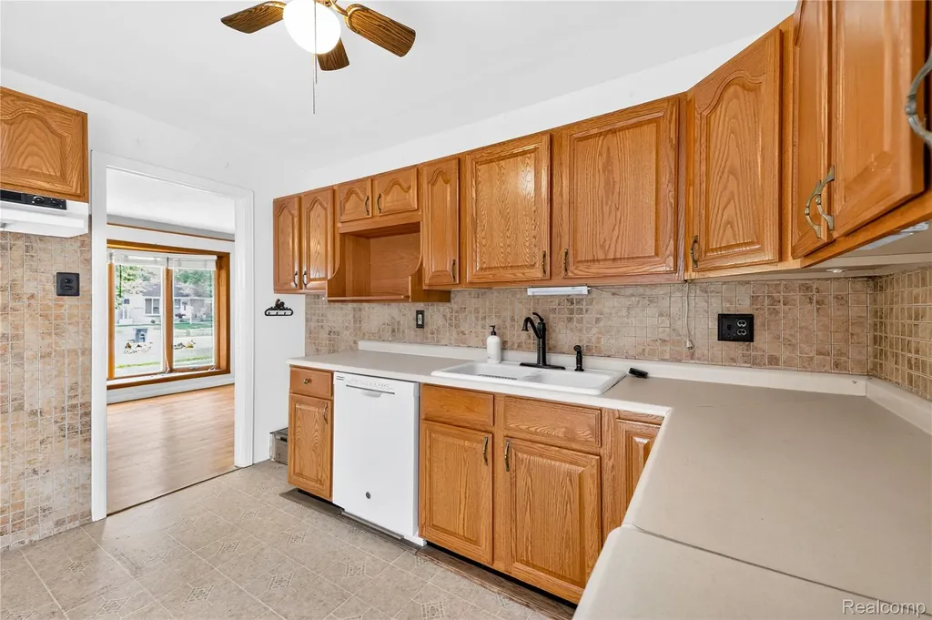 32039 Avondale Street Westland City MI 48186