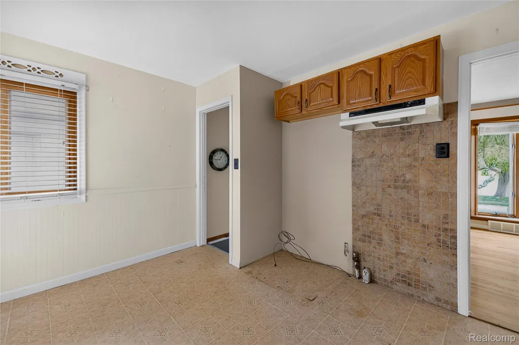 32039 Avondale Street Westland City MI 48186