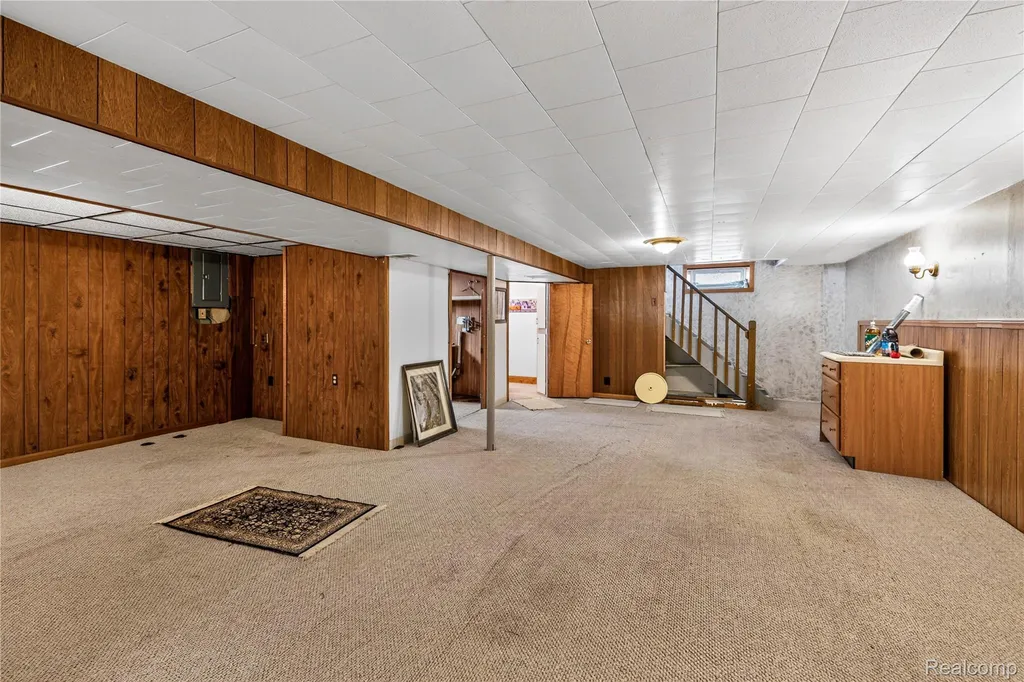 32039 Avondale Street Westland City MI 48186