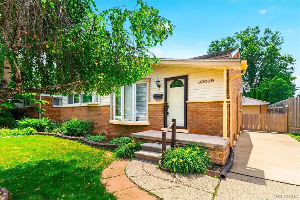 32039 Avondale Street Westland City MI 48186