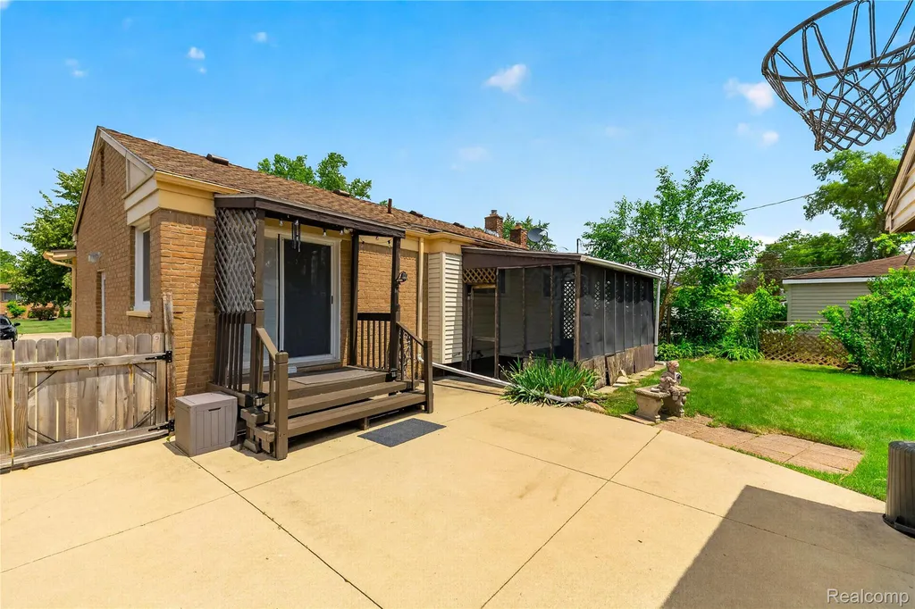 32039 Avondale Street Westland City MI 48186