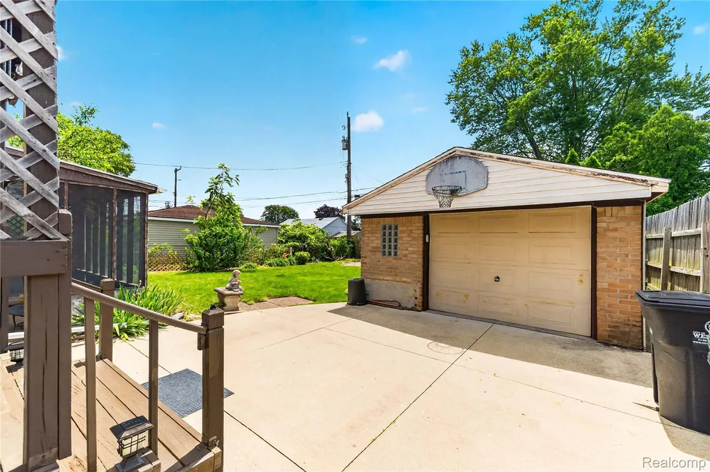 32039 Avondale Street Westland City MI 48186