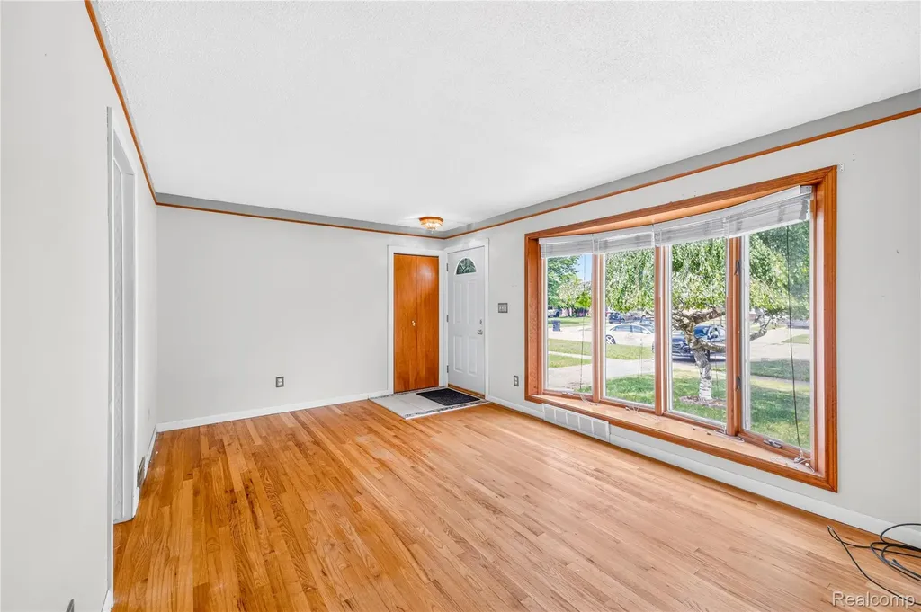 32039 Avondale Street Westland City MI 48186