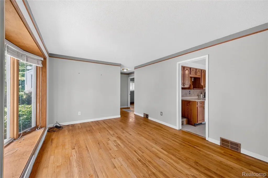 32039 Avondale Street Westland City MI 48186